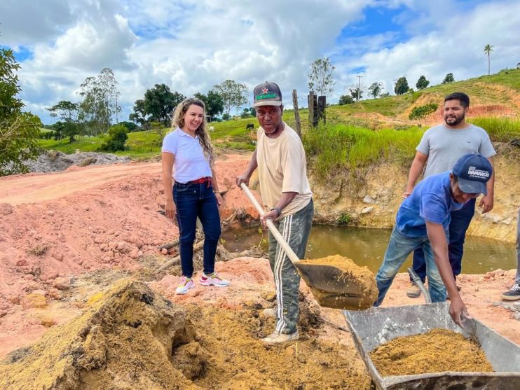Prefeita Cordélia Torres visita início da pavimentação do Alecrim I e outras obras em Eunápolis 25