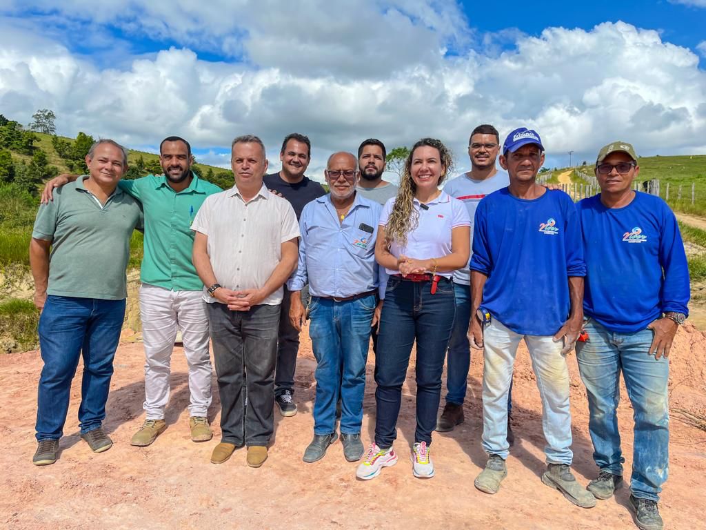 Prefeita Cordélia Torres visita início da pavimentação do Alecrim I e outras obras em Eunápolis 28