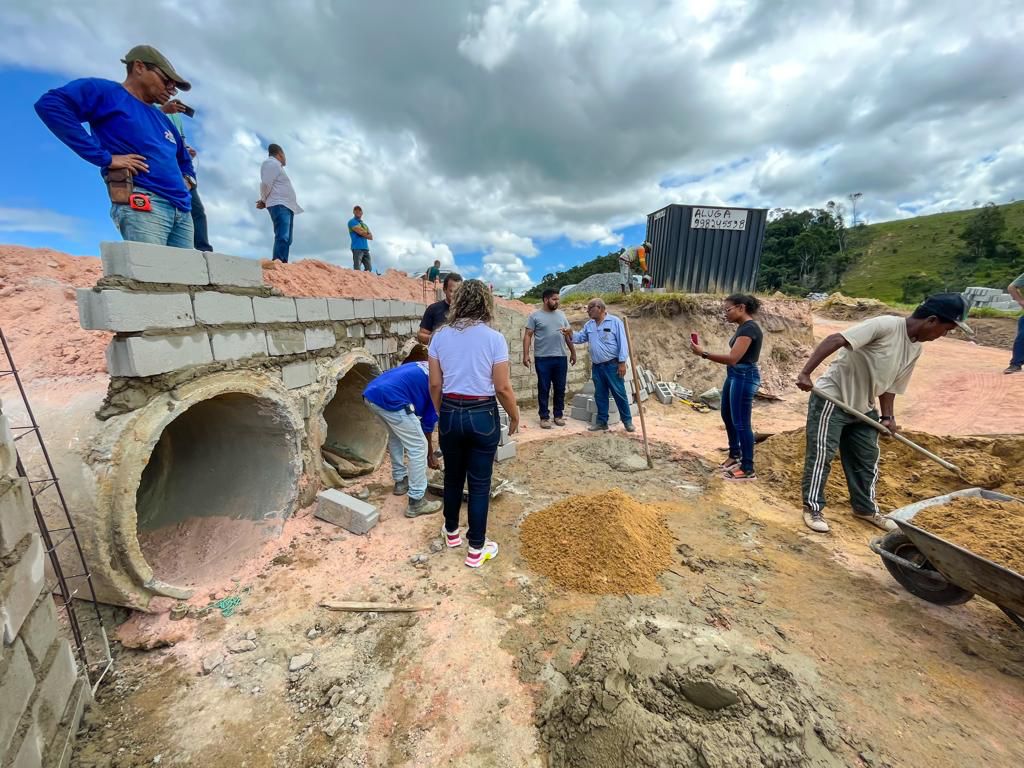 Prefeita Cordélia Torres visita início da pavimentação do Alecrim I e outras obras em Eunápolis 27