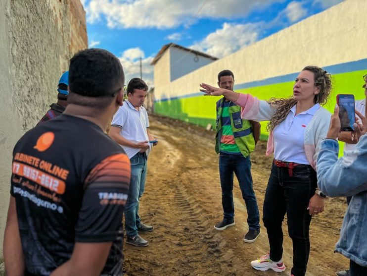 Prefeita Cordélia Torres visita início da pavimentação do Alecrim I e outras obras em Eunápolis 8