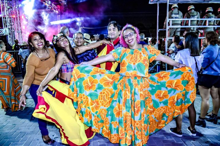 Naiara Azevedo reúne multidão na segunda noite do São João de Porto Seguro 11