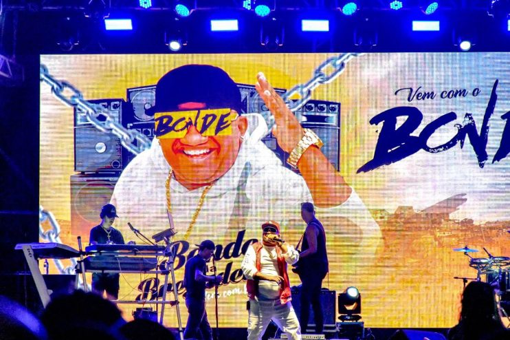 Naiara Azevedo reúne multidão na segunda noite do São João de Porto Seguro 11