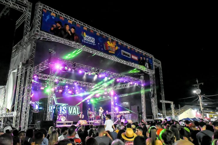 Naiara Azevedo reúne multidão na segunda noite do São João de Porto Seguro 14