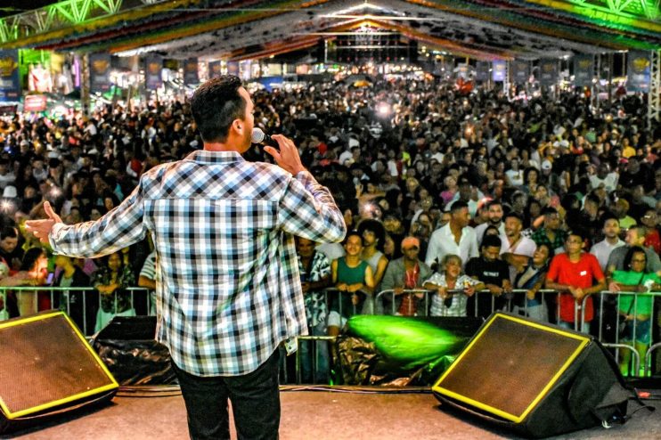 Naiara Azevedo reúne multidão na segunda noite do São João de Porto Seguro 15