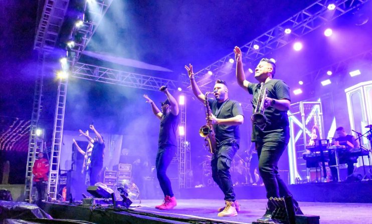 Naiara Azevedo reúne multidão na segunda noite do São João de Porto Seguro 16