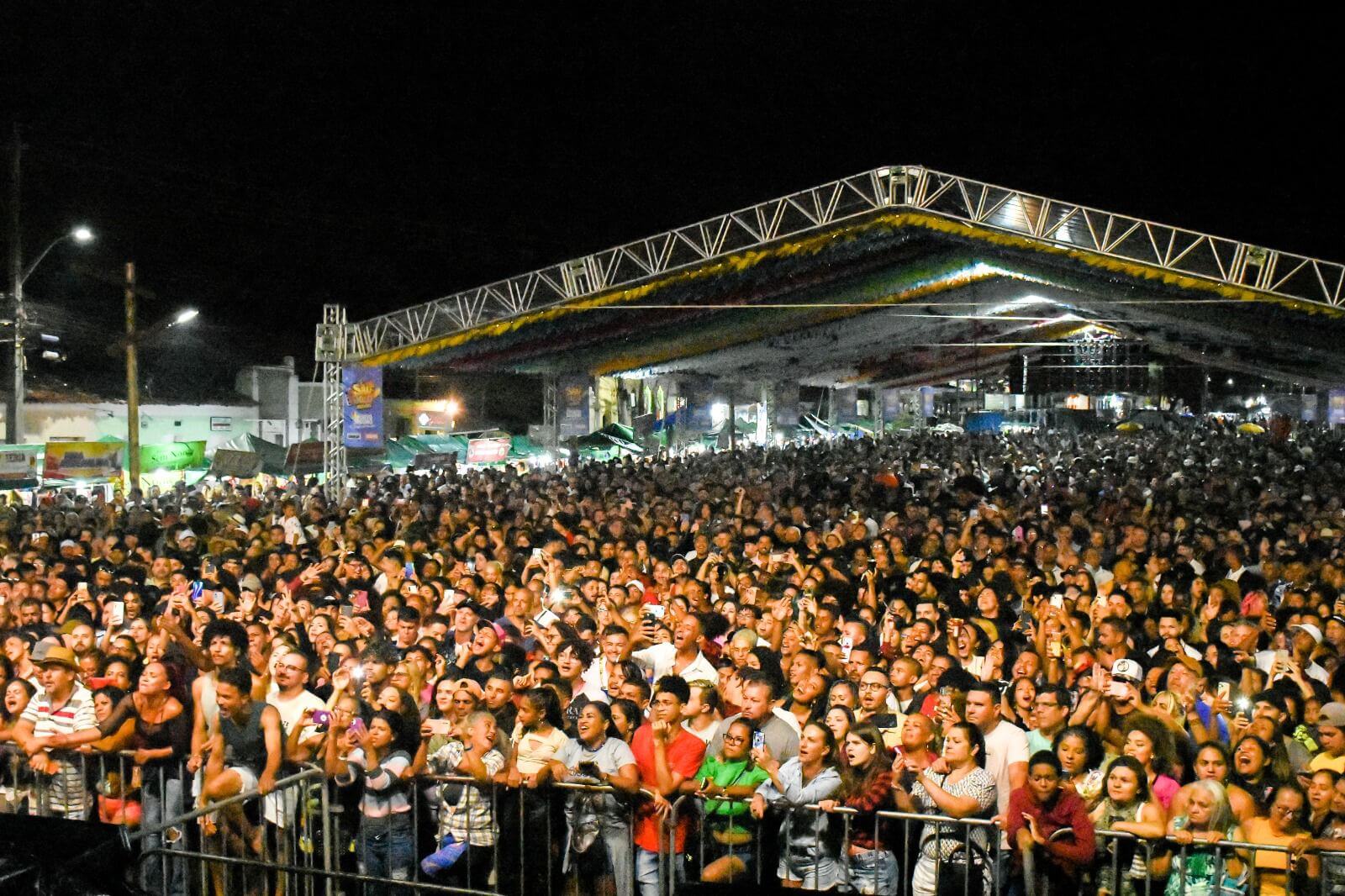 Naiara Azevedo reúne multidão na segunda noite do São João de Porto Seguro 21