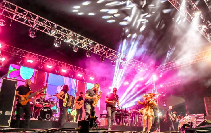 Naiara Azevedo reúne multidão na segunda noite do São João de Porto Seguro 22