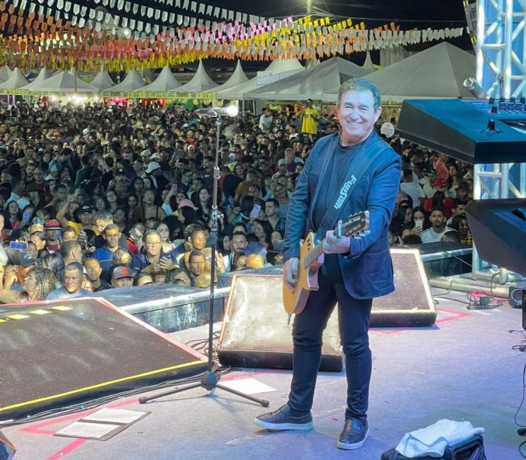 Cantor mais amado do Brasil, Amado Batista faz show memorável na Vila do Forró em Eunápolis 26