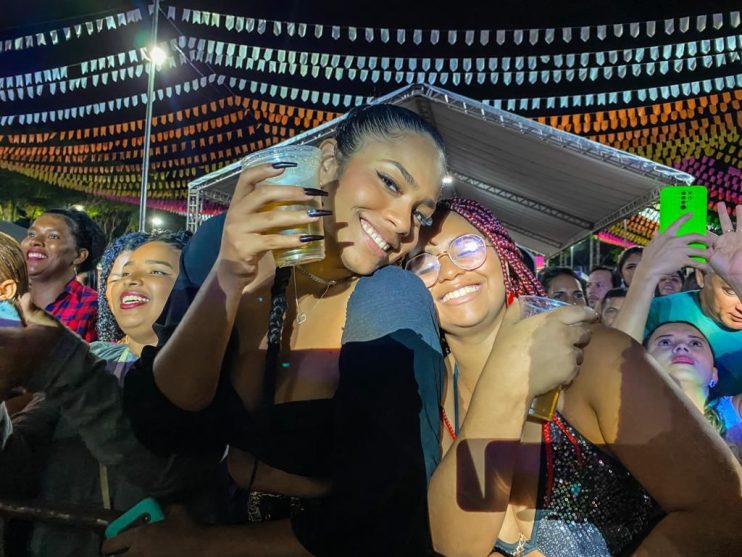 Cantor mais amado do Brasil, Amado Batista faz show memorável na Vila do Forró em Eunápolis 23