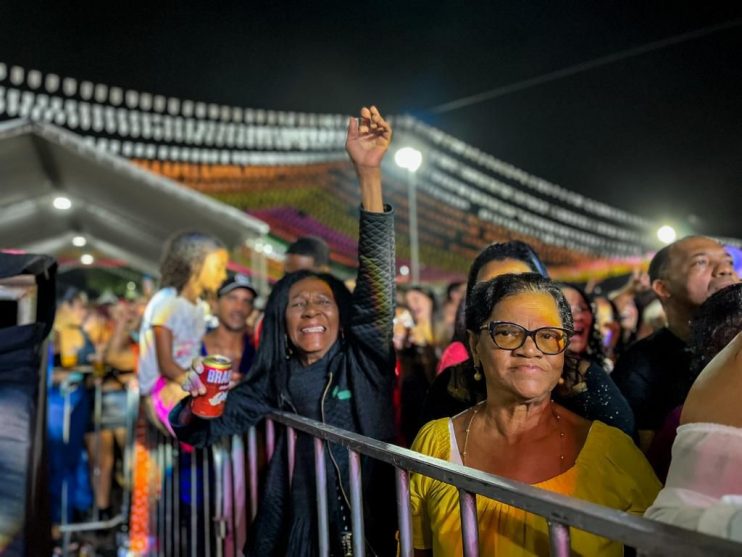 Cantor mais amado do Brasil, Amado Batista faz show memorável na Vila do Forró em Eunápolis 21