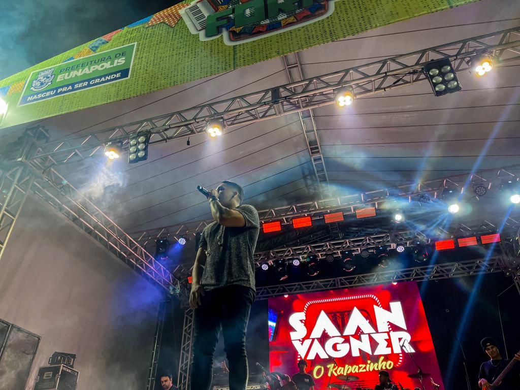 Cantor mais amado do Brasil, Amado Batista faz show memorável na Vila do Forró em Eunápolis 13