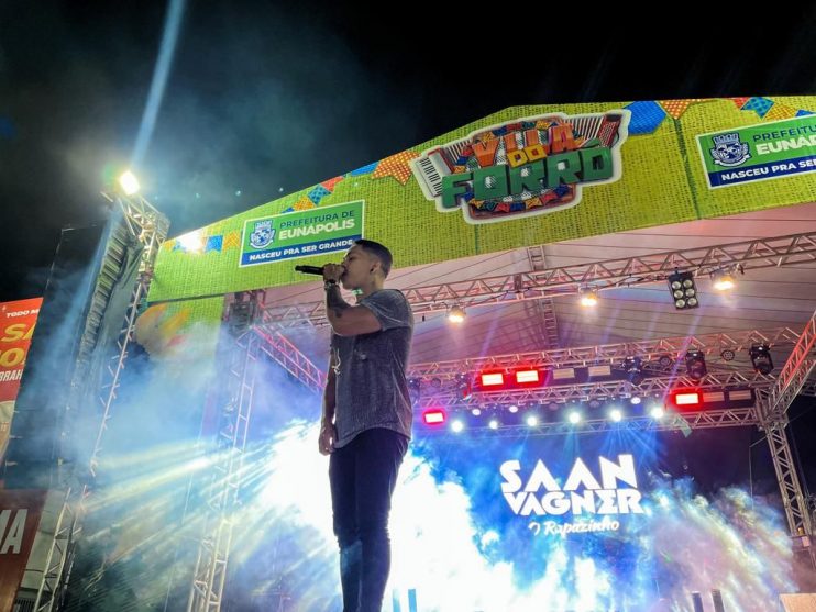 Cantor mais amado do Brasil, Amado Batista faz show memorável na Vila do Forró em Eunápolis 19