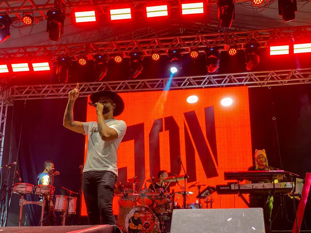 Cantor mais amado do Brasil, Amado Batista faz show memorável na Vila do Forró em Eunápolis 12