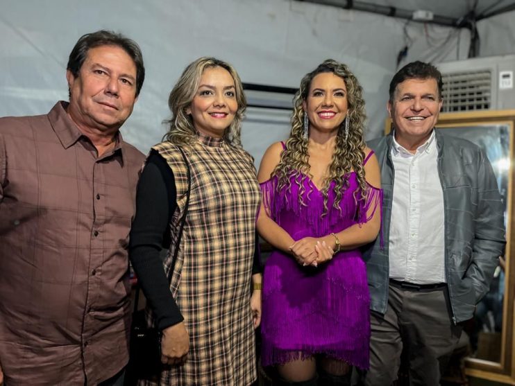 Cantor mais amado do Brasil, Amado Batista faz show memorável na Vila do Forró em Eunápolis 16