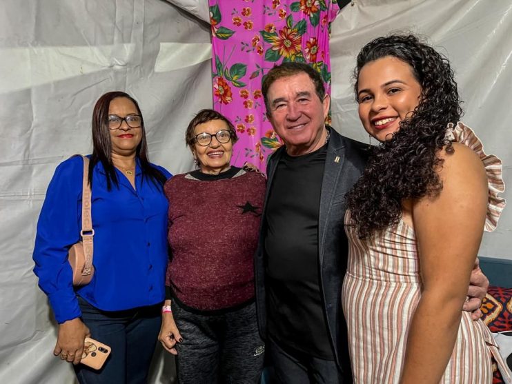 Cantor mais amado do Brasil, Amado Batista faz show memorável na Vila do Forró em Eunápolis 15