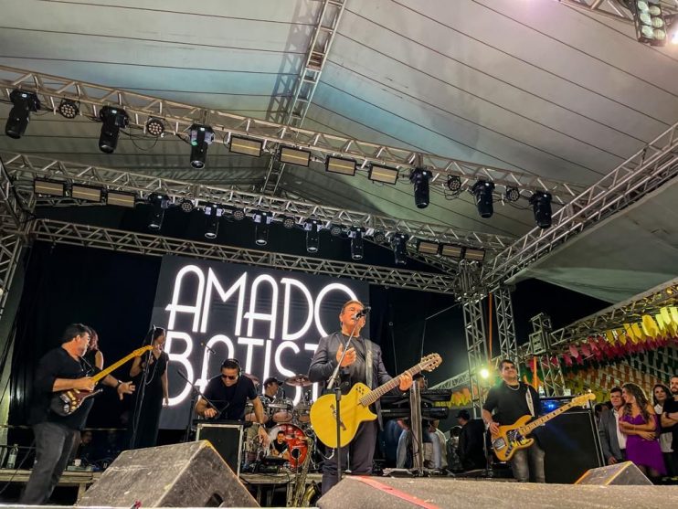 Cantor mais amado do Brasil, Amado Batista faz show memorável na Vila do Forró em Eunápolis 14