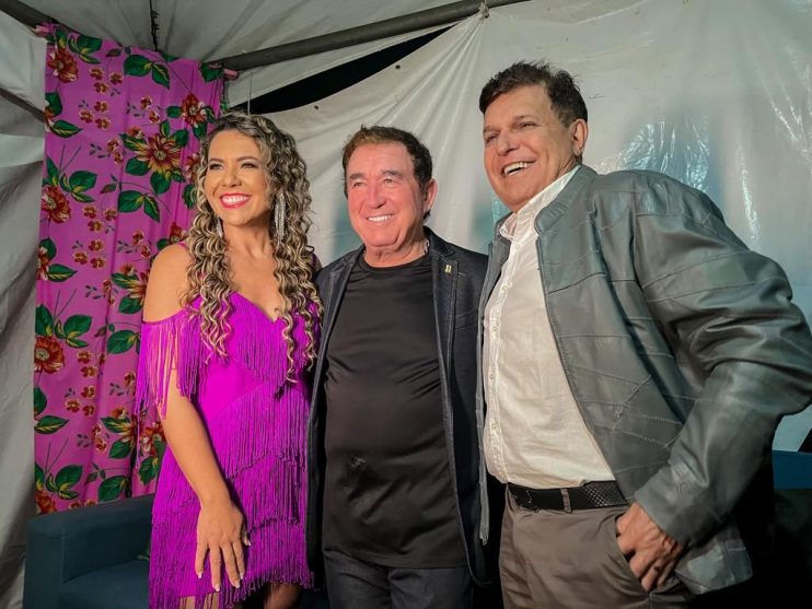 Cantor mais amado do Brasil, Amado Batista faz show memorável na Vila do Forró em Eunápolis 17