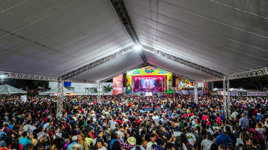 Cantor mais amado do Brasil, Amado Batista faz show memorável na Vila do Forró em Eunápolis 11