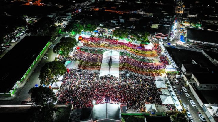 Cantor mais amado do Brasil, Amado Batista faz show memorável na Vila do Forró em Eunápolis 13