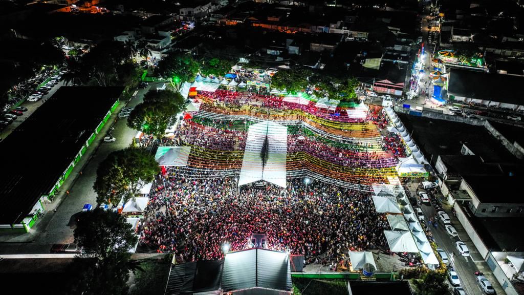Cantor mais amado do Brasil, Amado Batista faz show memorável na Vila do Forró em Eunápolis 14
