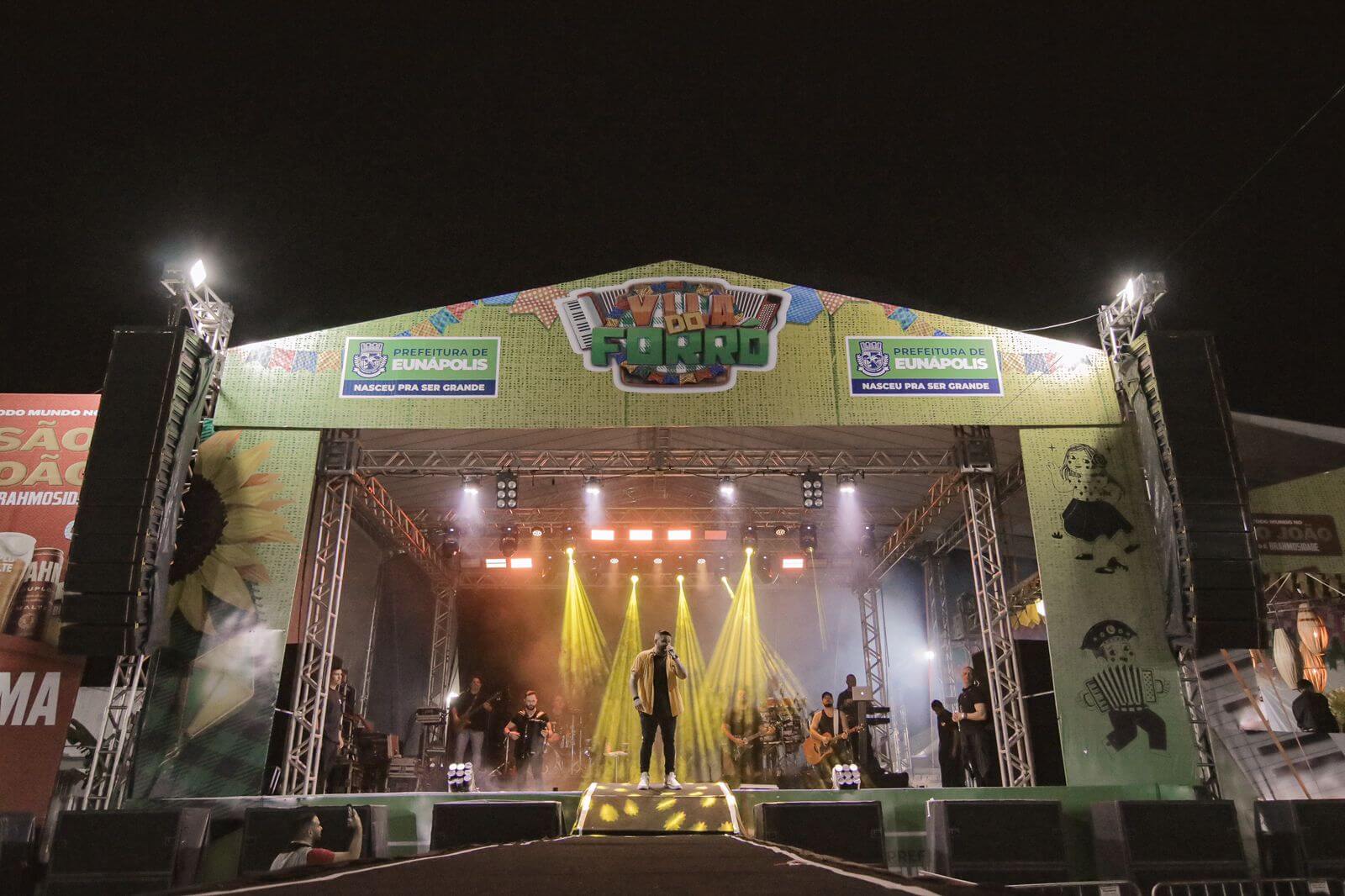Shows de Larissa Gomes levam multidão à loucura com performance cativante na Vila do Forró 7