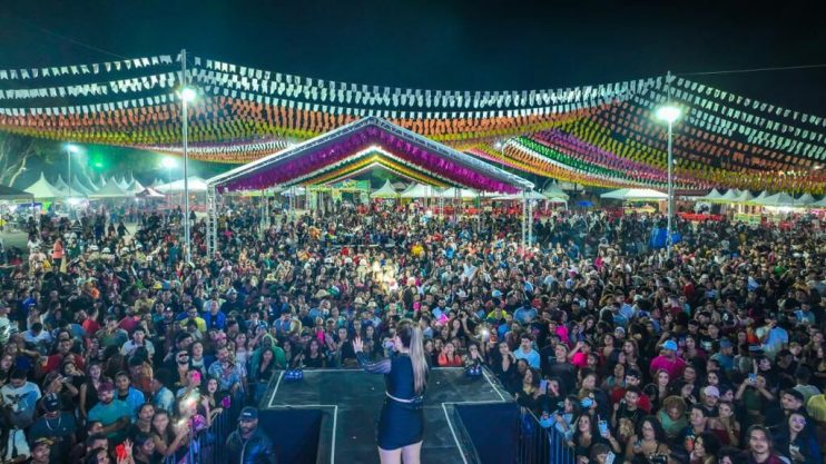 Shows de Larissa Gomes levam multidão à loucura com performance cativante na Vila do Forró 9