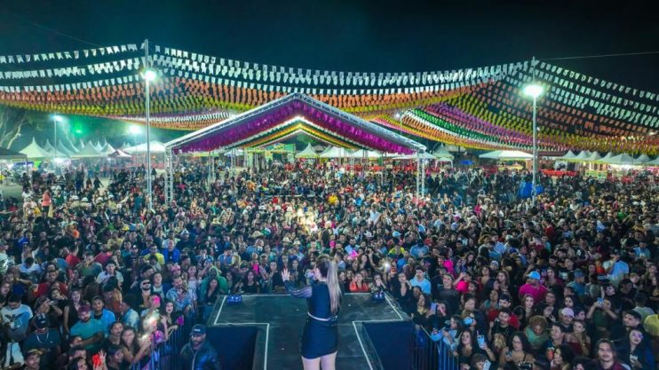 Shows de Larissa Gomes levam multidão à loucura com performance cativante na Vila do Forró 8
