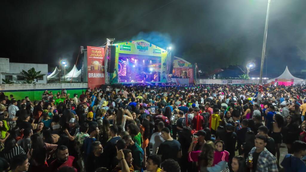 Shows de Larissa Gomes levam multidão à loucura com performance cativante na Vila do Forró 10