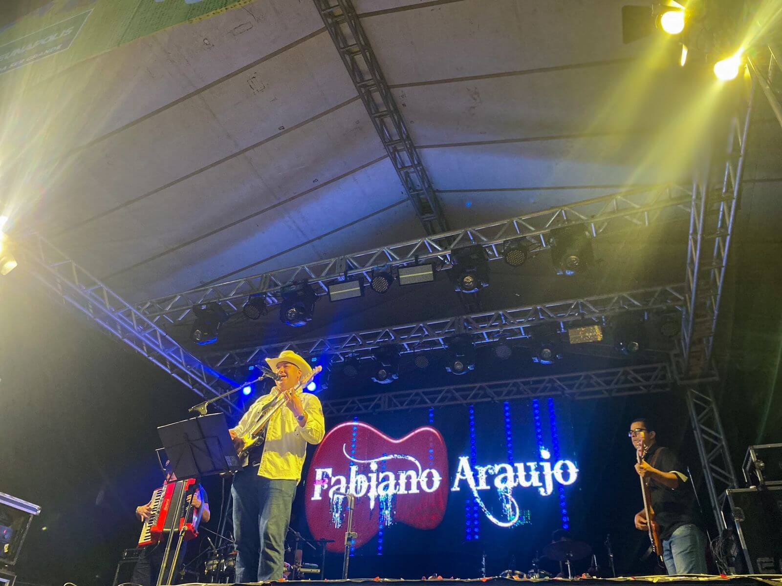 Shows de Larissa Gomes levam multidão à loucura com performance cativante na Vila do Forró 41