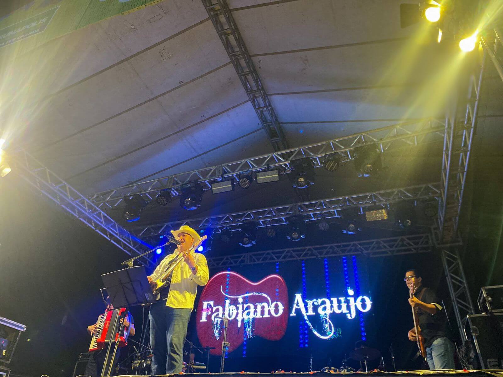 Shows de Larissa Gomes levam multidão à loucura com performance cativante na Vila do Forró 8