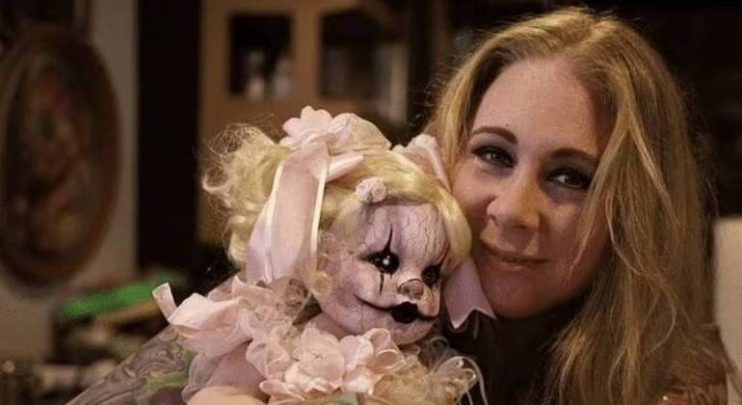 Artista é acusada de usar crânio humano para fazer boneca infantil e vendê-la online 6