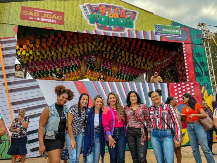Prefeita Cordélia Torres participa de evento junino dedicado aos idosos em Eunápolis 13