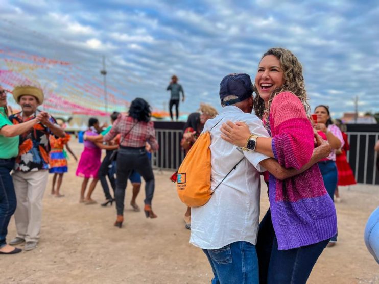 Prefeita Cordélia Torres participa de evento junino dedicado aos idosos em Eunápolis 22