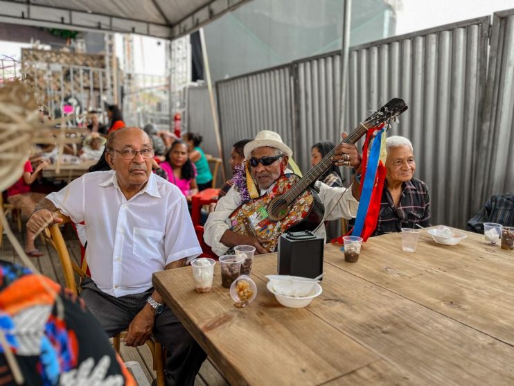 Prefeita Cordélia Torres participa de evento junino dedicado aos idosos em Eunápolis 17