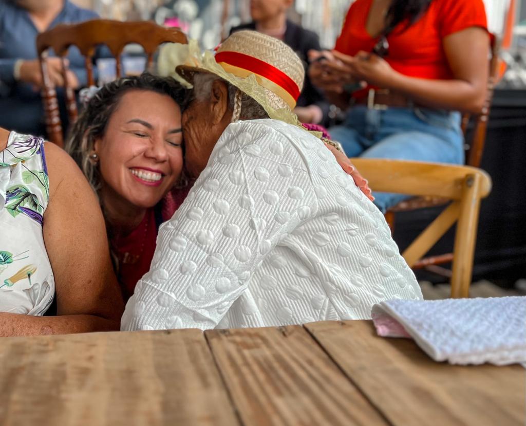 Prefeita Cordélia Torres participa de evento junino dedicado aos idosos em Eunápolis 20