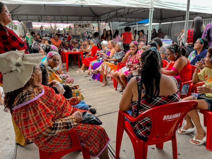 Prefeita Cordélia Torres participa de evento junino dedicado aos idosos em Eunápolis 15