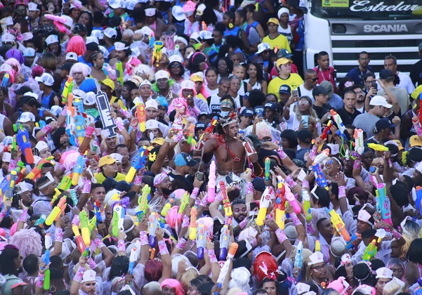 Jerônimo sanciona lei que proíbe pistola de água no Carnaval e festas populares 7