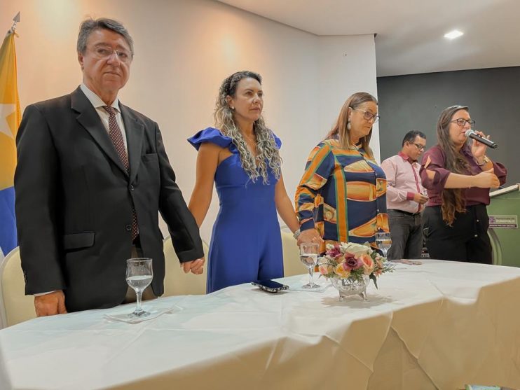 Prefeita Cordélia Torres empossa 56 novos diretores e vice-diretores da rede municipal de ensino 18