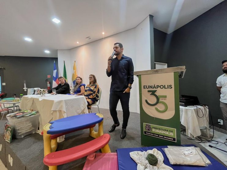 Prefeita Cordélia Torres empossa 56 novos diretores e vice-diretores da rede municipal de ensino 11