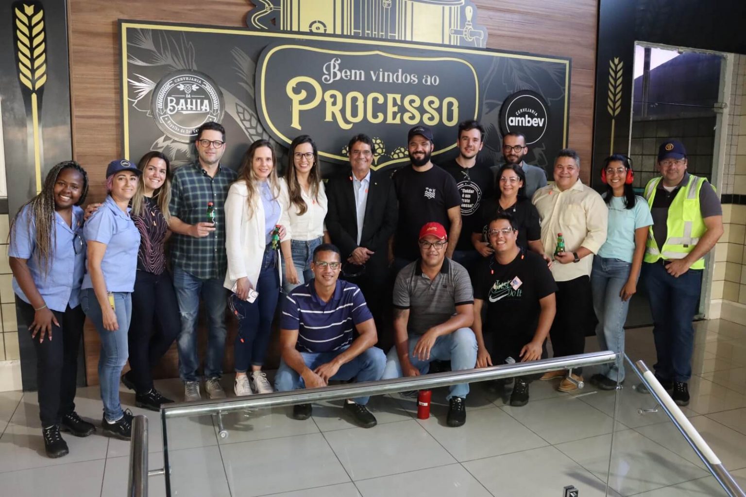 AMBEV produz 13 marcas e emprega quase 1,2 mil pessoas na Bahia AMBEV produz 13 marcas e emprega quase 1,2 mil pessoas na Bahia 7