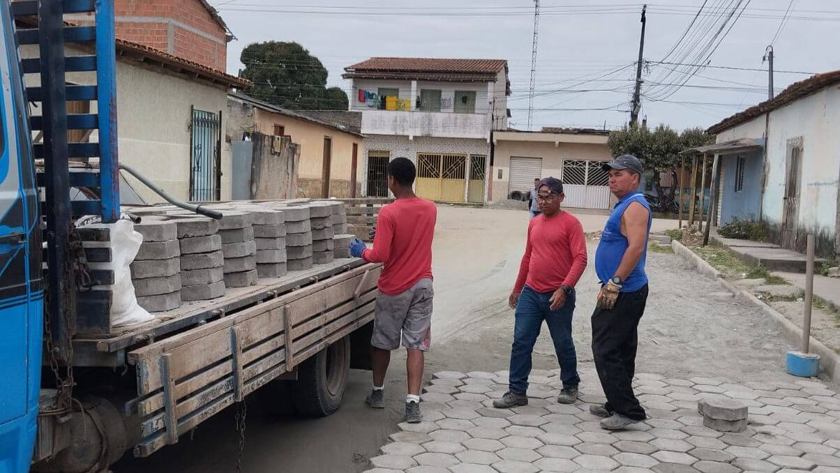 Prefeitura de Eunápolis conclui pavimentação da Rua João de Barro no Moisés Reis 75