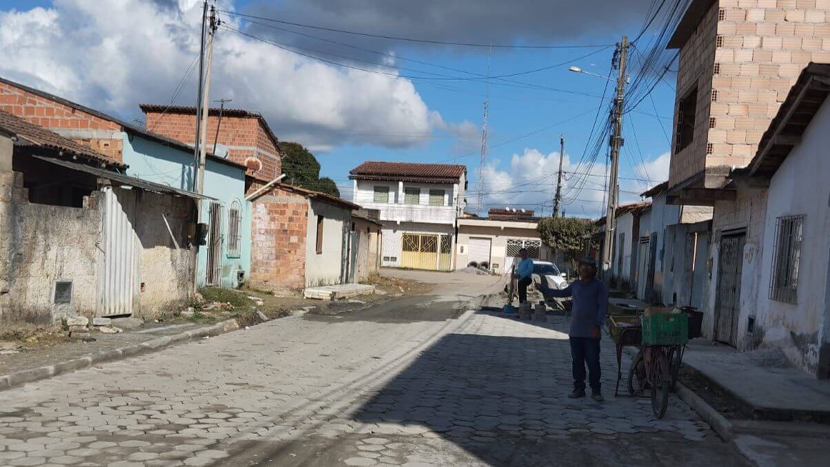 Prefeitura de Eunápolis conclui pavimentação da Rua João de Barro no Moisés Reis 7