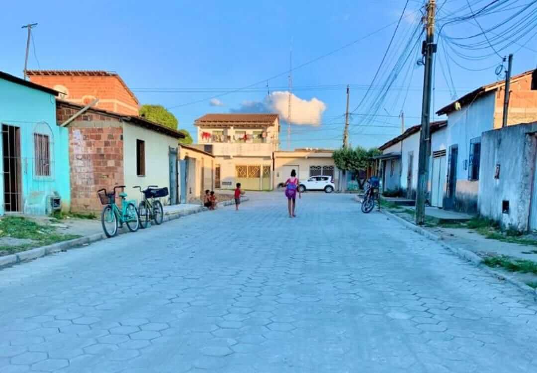 Prefeitura de Eunápolis conclui pavimentação da Rua João de Barro no Moisés Reis 74