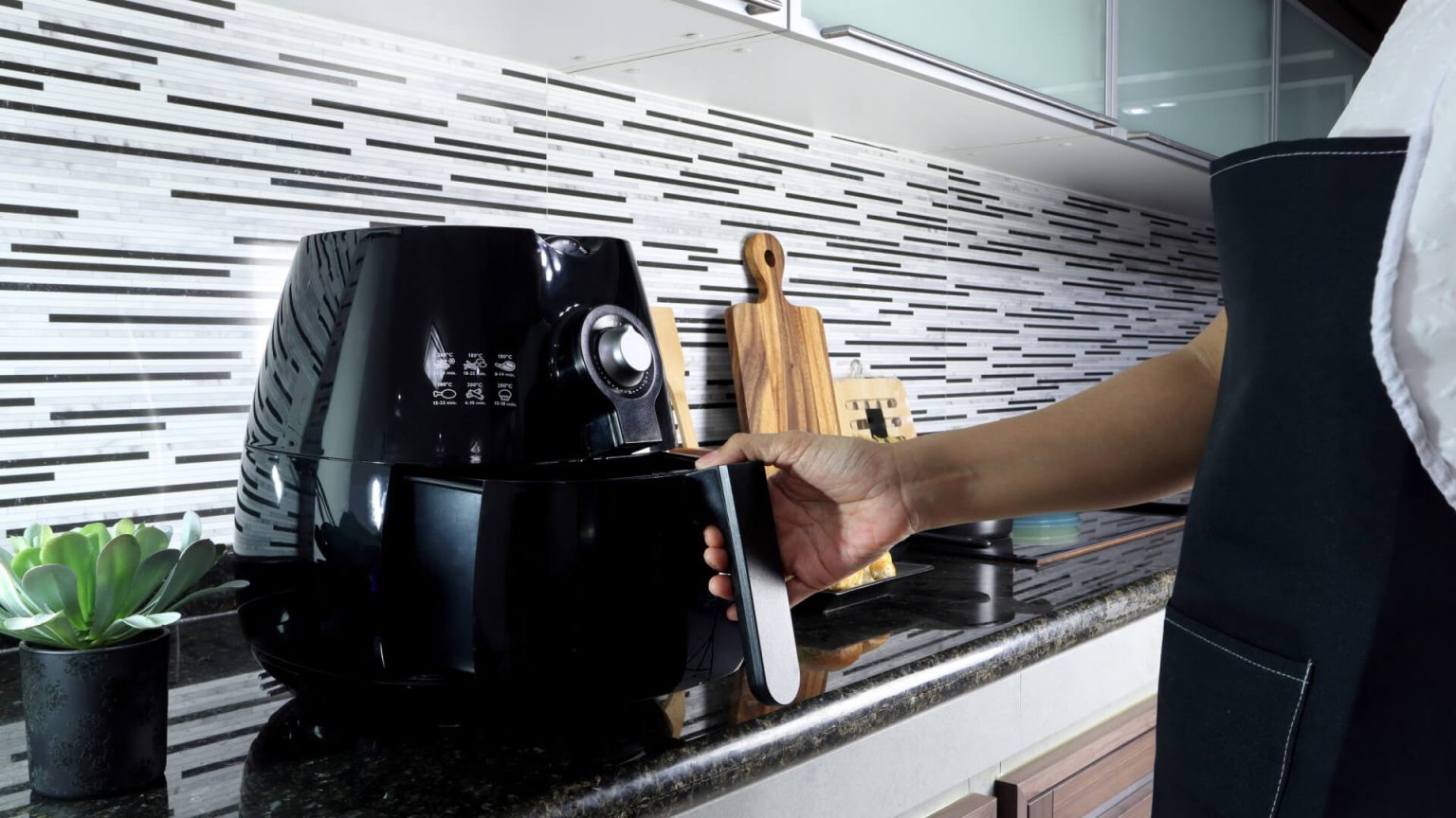 Fica novinha em folha! O truque viral do TikTok para limpar a 'air fryer' 8