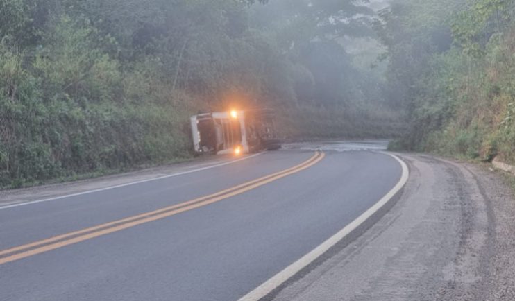 Carreta tomba na BR-101 entre Eunápolis e Itabela - Rodovia fica interditada 7