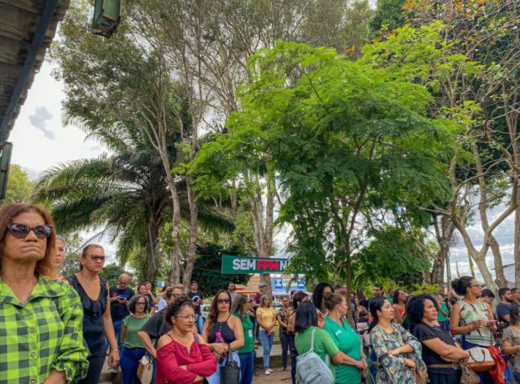 Protesto "Sem FPM Não Dá" reúne centenas de servidores em defesa da Prefeitura de Eunápolis 10