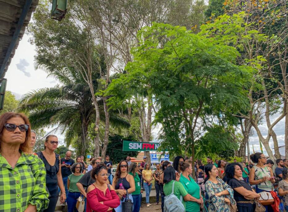 Protesto "Sem FPM Não Dá" reúne centenas de servidores em defesa da Prefeitura de Eunápolis 6