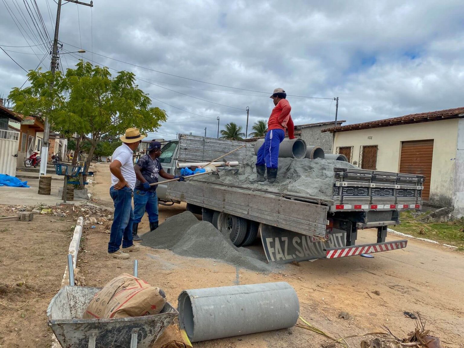 Prefeitura de Eunápolis inicia recuperação da rede de drenagem de rua do bairro Rosa Neto Prefeitura de Eunápolis inicia recuperação da rede de drenagem de rua do bairro Rosa Neto 10