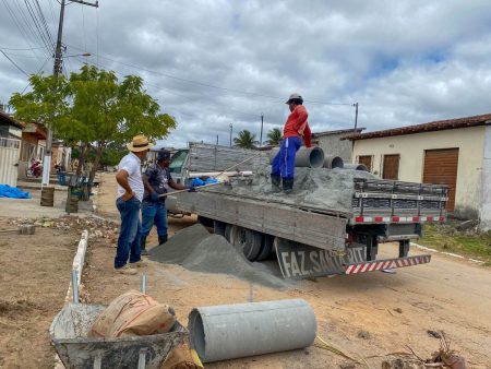 Prefeitura de Eunápolis inicia recuperação da rede de drenagem de rua do bairro Rosa Neto 4