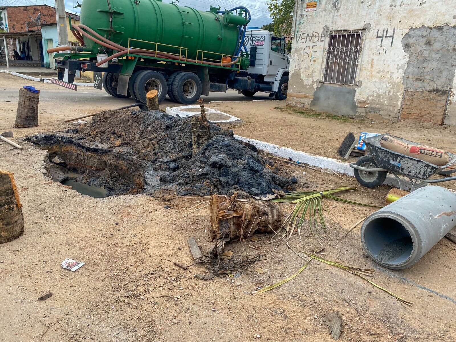 Prefeitura de Eunápolis inicia recuperação da rede de drenagem de rua do bairro Rosa Neto 5